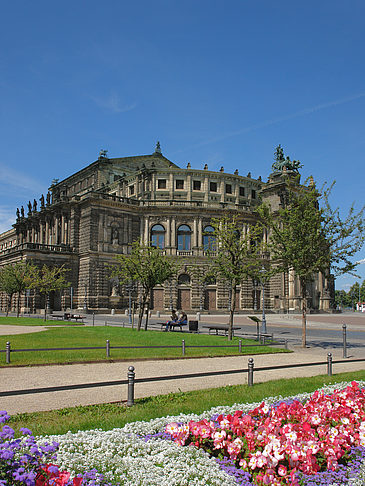 Semperoper mit Blumen