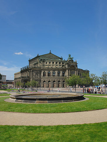 Fotos Semperoper mit Springbrunnen