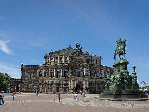 Fotos König-Johann-Statue mit Semperoper