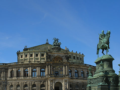 Foto König-Johann-Statue mit Semperoper