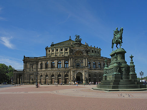 Foto König-Johann-Statue mit Semperoper