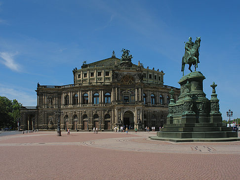 König-Johann-Statue mit Semperoper Fotos