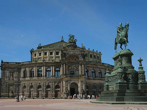 Fotos König-Johann-Statue mit Semperoper