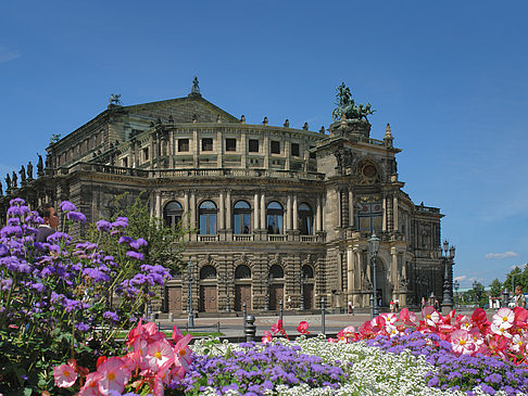 Semperoper mit Blumen Foto 