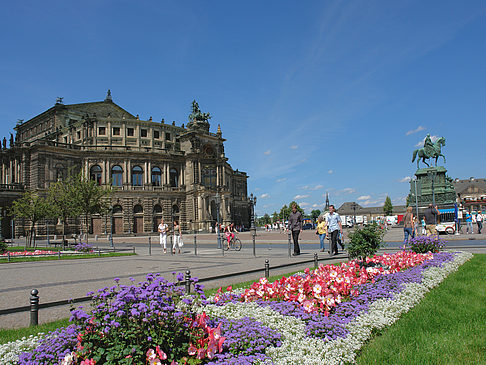 Fotos Semperoper mit Blumen