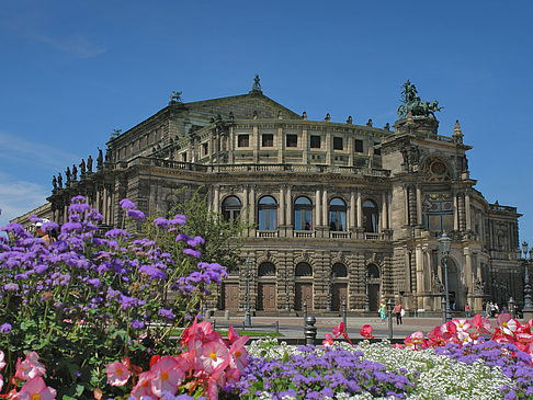 Semperoper mit Blumen