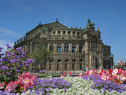 Fotos Semperoper mit Blumen | Dresden