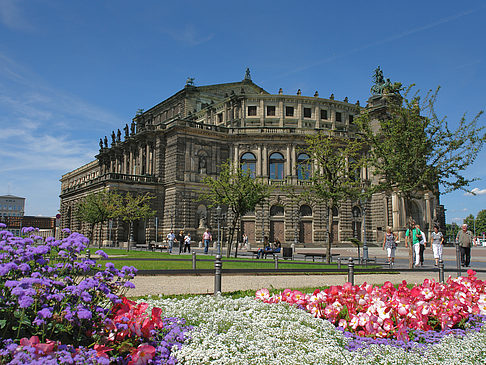 Semperoper mit Blumen