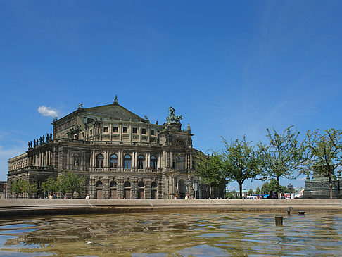 Semperoper mit Springbrunnen Fotos