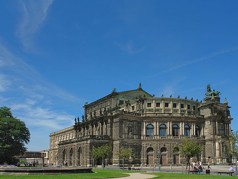 Fotos Semperoper mit Springbrunnen | Dresden