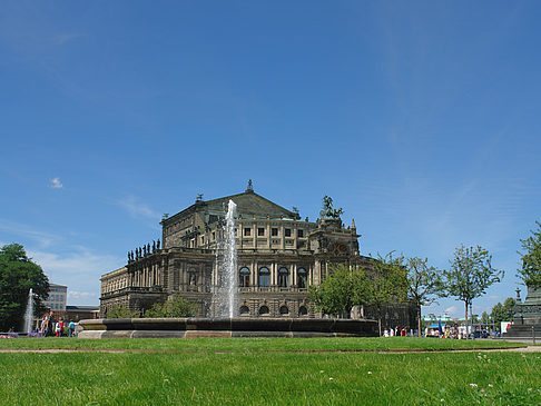 Fotos Semperoper mit Springbrunnen