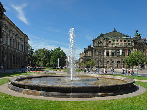 Foto Semperoper mit Springbrunnen