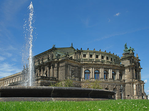 Semperoper mit Springbrunnen