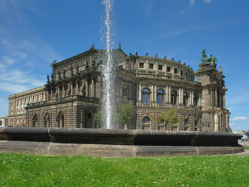 Foto Semperoper mit Springbrunnen - Dresden