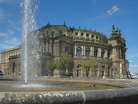 Semperoper mit Springbrunnen